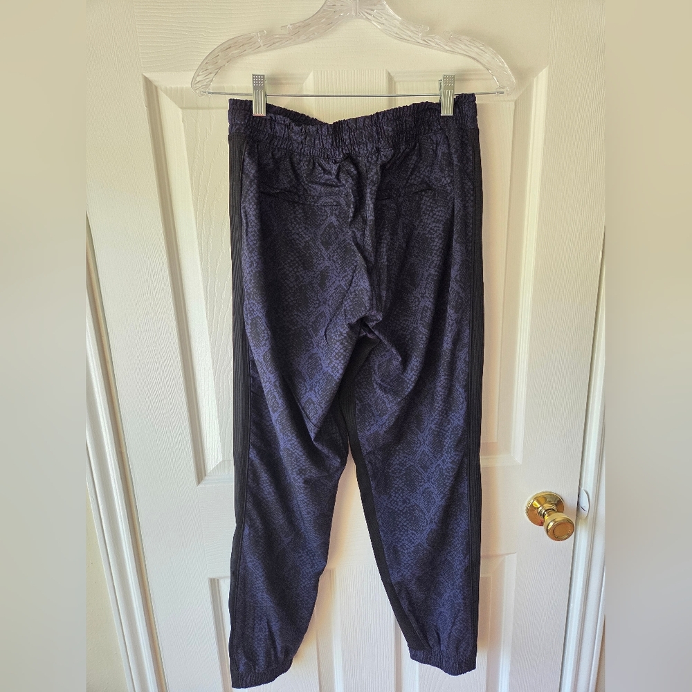Athleta Joggers Size 4 Brooklyn Python Printed - image 8